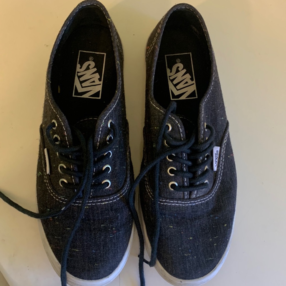 Last chance! Selling at the end of the month! Cute low top Vans sneakers! ♥️
